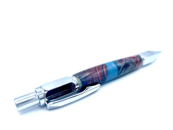 Klickkugelschreiber aus pink/ blauem stabilisiertem Esche Maser Holz mit blauem Acryl